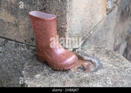 Windsor, Berkshire, Royaume-Uni.17th décembre 2021.Bottes Wellington scintillantes pour enfants laissées sur un pilier à l'extérieur du château de Windsor.Crédit : Maureen McLean/Alay Banque D'Images