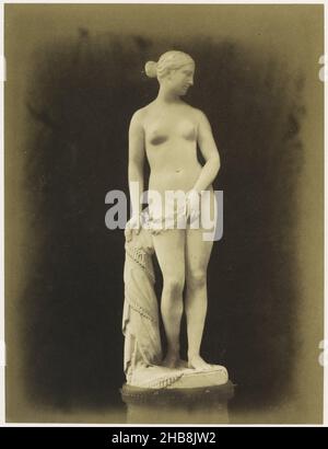 Sculpture d'une femme menottée par Hiram Powers, exposée à la grande exposition des œuvres de l'industrie de toutes les nations de 1851 à Londres, esclave grec.(Marble) Powers, anonyme, imprimeur: Nicolaas Henneman, Londres, 1851,support photographique, papier salé, hauteur 212 mm × largeur 162 mm Banque D'Images