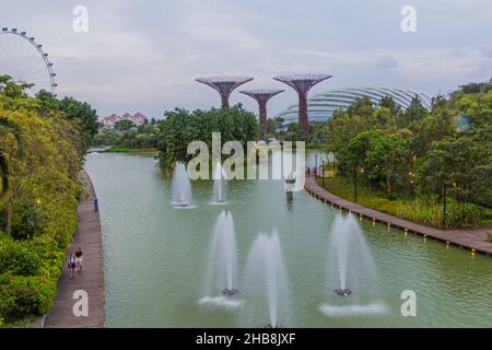 SINGAPOUR, SINGAPOUR - 10 MARS 2018 : vue sur les jardins au bord de la baie, Singapour Banque D'Images