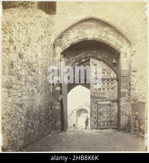 Portail du château de Carisbrooke, Carisbrooke; porte (titre sur objet), McLean & Melhuish, Château de Carisbrooke, c.1857 - avant 1862, papier, imprimé albumine, hauteur 76 mm × largeur 74 mm Banque D'Images