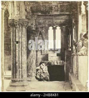 Intérieur de la chapelle Rosslyn avec le pilier de l'apprenti, Roslin: «Prentice Pillar (titre sur l'objet), George Washington Wilson (mentionné sur l'objet), Rosslyn Chapel, c.1857 - avant 1862, papier, imprimé albumine, hauteur 76 mm × largeur 73 mm Banque D'Images