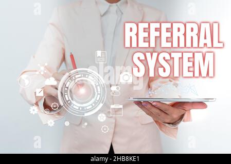 Système de référence de légende conceptuelle.Photo conceptuelle envoi de son propre patient à un autre médecin pour le traitement Femme d'affaires touchant données numériques activé Banque D'Images