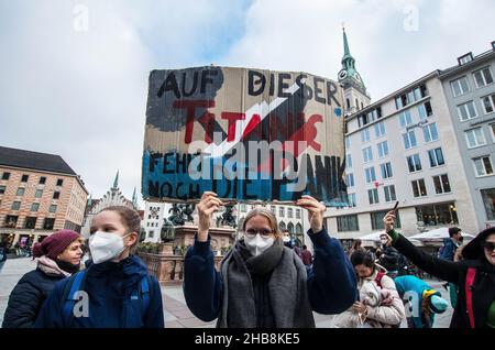 Munich, Bavière, Allemagne.17th décembre 2021.Célébrant leur troisième anniversaire, jusqu'à 300 participants ont strictement observé les réglementations anti-pandémiques et ont défilé de Marienplatz à Gaertnerplatz à Munich.Le groupe réclame l'intervention de la nouvelle coalition, affirmant que l'inaction ne peut plus être imputée à la CDU et à l'Union CSU.(Credit image: © Sachelle Babbar/ZUMA Press Wire) Credit: ZUMA Press, Inc./Alamy Live News Banque D'Images