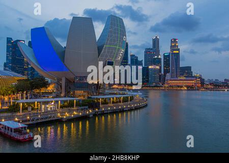 SINGAPOUR, SINGAPOUR - 10 MARS 2018 : Skyline of Marina Bay, Singapour Banque D'Images