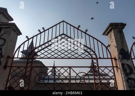 Srinagar, Inde.17th décembre 2021.Vue d'un Jamia Masjid fermé à Srinagar.les autorités indiennes considèrent la mosquée comme un lieu de trouble, un centre névralgique pour les manifestations et les affrontements qui défient la souveraineté de l'Inde sur la région du Cachemire.Pour les musulmans cachemiriens, c'est un lieu sacré pour les prières du vendredi et un endroit où ils peuvent élever leur voix pour les droits politiques.Dans cette dispute amère, la mosquée de la ville principale du Cachemire est restée fermée pour 19 vendredi consécutifs.Crédit : SOPA Images Limited/Alamy Live News Banque D'Images