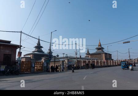 Srinagar, Inde.17th décembre 2021.Vue d'un Jamia Masjid fermé à Srinagar.les autorités indiennes considèrent la mosquée comme un lieu de trouble, un centre névralgique pour les manifestations et les affrontements qui défient la souveraineté de l'Inde sur la région du Cachemire.Pour les musulmans cachemiriens, c'est un lieu sacré pour les prières du vendredi et un endroit où ils peuvent élever leur voix pour les droits politiques.Dans cette dispute amère, la mosquée de la ville principale du Cachemire est restée fermée pour 19 vendredi consécutifs.Crédit : SOPA Images Limited/Alamy Live News Banque D'Images