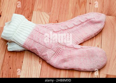 chaussettes.Vêtements d'hiver chauds pour femmes.Jolie paire de chaussettes roses.- image Banque D'Images