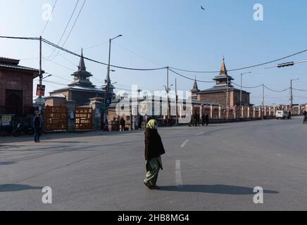 Srinagar, Inde.17th décembre 2021.Vue d'un Jamia Masjid fermé à Srinagar.les autorités indiennes considèrent la mosquée comme un lieu de trouble, un centre névralgique pour les manifestations et les affrontements qui défient la souveraineté de l'Inde sur la région du Cachemire.Pour les musulmans cachemiriens, c'est un lieu sacré pour les prières du vendredi et un endroit où ils peuvent élever leur voix pour les droits politiques.Dans cette dispute amère, la mosquée de la ville principale du Cachemire est restée fermée pour 19 vendredi consécutifs.(Photo par Irrees Abbas/SOPA Images/Sipa USA) crédit: SIPA USA/Alay Live News Banque D'Images