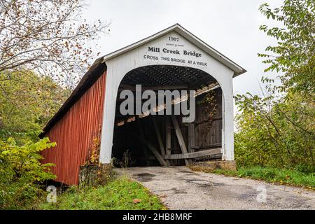 Le pont couvert de Mill Creek traverse Mill Creek pendant le changement de couleur des feuilles d'automne près de Montezuma dans le comté de Parke, en Indiana. Banque D'Images