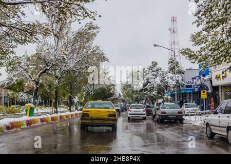 QUCHAN, IRAN - 17 AVRIL 2018 : route principale enneigée de la ville de Quchan, Iran Banque D'Images