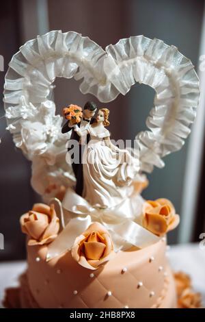 Figurines de gâteau de mariage de mariée et de marié.Décoration de gâteau.Figurines et décoration en forme de coeur.Objectifs de mariage.Photo de haute qualité Banque D'Images