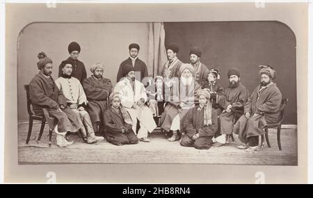 Portrait de groupe de la famille de Dost Mohammed Khan, avec Sher Ali Khan et Abdoer Rahman Khan, John Burke (mentionné sur l'objet), Afghanistan, 1878 - 1880, papier, imprimé albumine,hauteur 183 mm × largeur 304 mm Banque D'Images