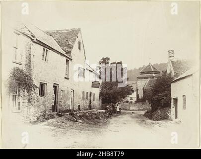 Vue sur la rue montrant l'église St Bridget à Skenfrith, pays de Galles, Skenfrith & amp ; église (titre sur objet), J.A.R.(Mentionné sur l'objet), pays de Galles, 1851 - 1890, papier, carton,imprimé albumine, hauteur 154 mm × largeur 202 mm hauteur 368 mm × largeur 268 mm Banque D'Images