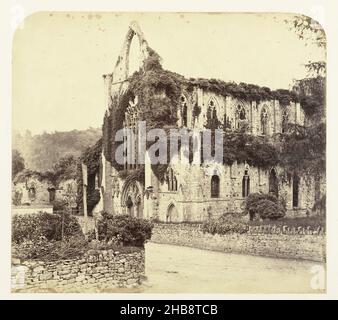 Abbaye de Tintern au pays de Galles, Tintern (titre sur objet), anonyme, Tintern, 1855 - 1900, papier,carton, imprimé albumine, hauteur 271 mm × largeur 303 mm hauteur 353 mm × largeur 472 mm Banque D'Images