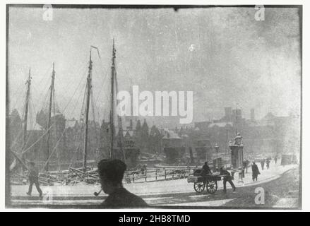 Vue enneigée sur le Damrak à Amsterdam, George Hendrik Breitner, imprimeur: Harm Botman (mentionné sur l'objet), Amsterdam, c.1890 - c.1910, papier, hauteur 505 mm × largeur 398 mm hauteur 400 mm × largeur 272 mm Banque D'Images