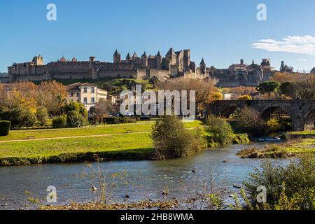 La forteresse de la vieille ville de Carcassonne est située derrière le pont Vieux du 14th siècle, qui traverse la rivière Aude. Carcassonne, France Banque D'Images