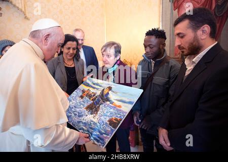 Le Pape François rencontre un groupe de réfugiés accueilli par la Communauté de Sant'Egidio, ville de Vaican, le 17 décembre 2021.RÉSERVÉ À L'USAGE ÉDITORIAL - Vatican Media/Spaziani. Banque D'Images