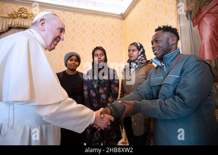 Le Pape François rencontre un groupe de réfugiés accueilli par la Communauté de Sant'Egidio, ville de Vaican, le 17 décembre 2021.RÉSERVÉ À L'USAGE ÉDITORIAL - Vatican Media/Spaziani. Banque D'Images