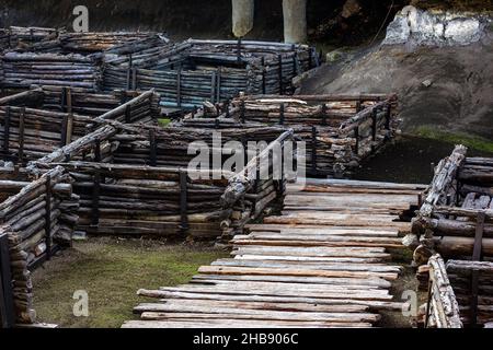 BREST, BÉLARUS - 19 OCTOBRE 2019 : fouilles archéologiques des anciennes ruines européennes en bois. Banque D'Images