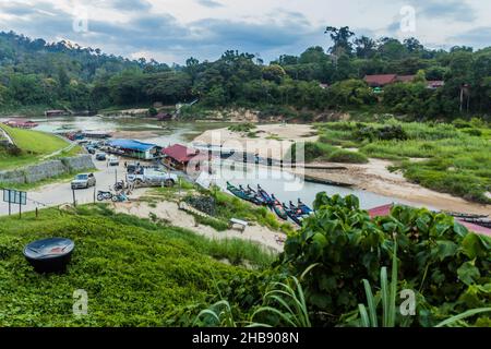 Vue sur la rivière Tembeling dans le village de Kuala Tahan, parc national Taman Negara, Malaisie Banque D'Images