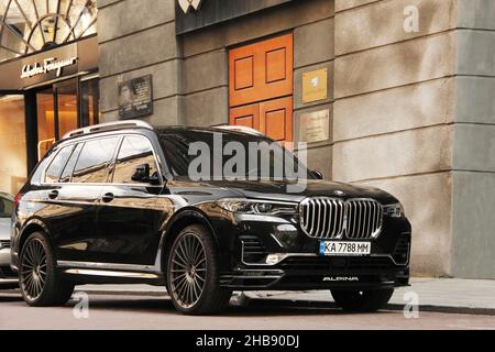 Kiev, Ukraine - 22 mai 2021: SUV de luxe BMW Alpina XB7 garés dans la ville Banque D'Images