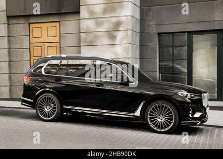 Kiev, Ukraine - 22 mai 2021: SUV de luxe BMW Alpina XB7 garés dans la ville Banque D'Images