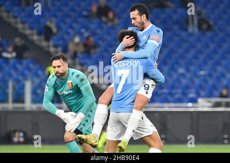 Rome, Italie.17th décembre 2021.Pedro (SS Lazio) Felipe Anderson (SS Lazio) célèbre après avoir atteint le but 1-0 lors du championnat italien de football League Un match de 2021/2022 entre SS Lazio vs Gênes CFC au stade Olimpic de Rome le 17 décembre 2021.Crédit : Agence photo indépendante/Alamy Live News Banque D'Images