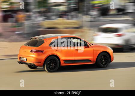 Kiev, Ukraine - 22 mai 2021: Porsche Macan GTS orange mat sur la route en mouvement Banque D'Images