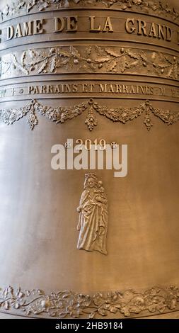 SAINT MALO, FRANCE - 31 août 2021 : une clôture de Santa Maria sculptée sur la cloche en bronze d'une église de Saint Malo Banque D'Images