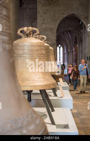 SAINT MALO, FRANCE - 31 août 2021 : les nouvelles cloches de bronze dans la cathédrale de Saint-Malo Banque D'Images