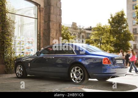 Kiev, Ukraine - 22 mai 2021: Voiture fantôme de luxe de luxe de la Grande-Bretagne Rolls Royce garée dans la ville Banque D'Images
