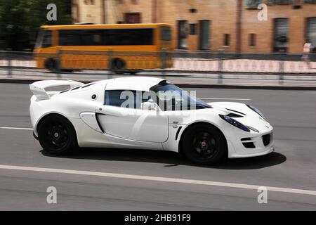 Kiev, Ukraine - 22 mai 2021: Lotus Exige S en mouvement.Supercar anglais sur la route Banque D'Images