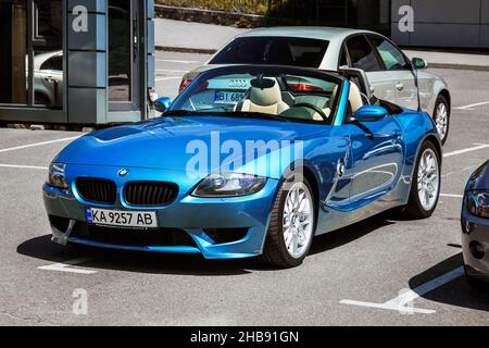 Kiev, Ukraine - 22 mai 2021: Le roadster bleu allemand BMW Z4 garée dans la ville Banque D'Images