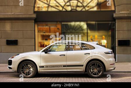 Kiev, Ukraine - 22 mai 2021 : le SUV Porsche Cayenne de luxe est garée dans la ville Banque D'Images