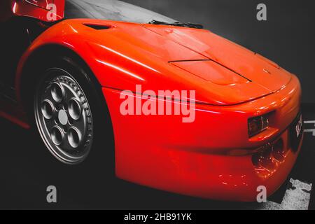 Kiev, Ukraine - 22 mai 2021: Voiture de luxe rouge Lamborghini Diablo Koenig.Supercar rouge exclusif dans le parking souterrain.Papier peint pour voiture Banque D'Images