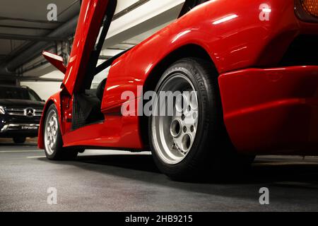 Kiev, Ukraine - 22 mai 2021: Voiture de luxe rouge Lamborghini Diablo Koenig avec porte ouverte.Supercar rouge exclusif dans le parking souterrain.Micheli Banque D'Images