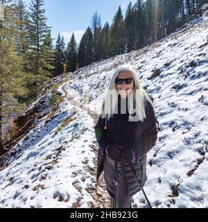 États-Unis, Idaho, Ketchum, femme randonnée sur le sentier enneigé près de Sun Valley Banque D'Images