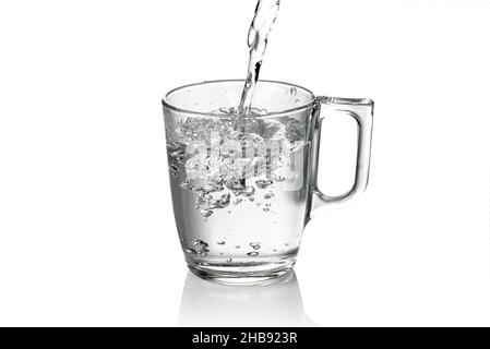 Eau douce dans le verre avec poignée, isolée sur blanc Banque D'Images