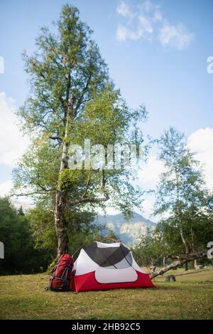 Russie , Karachay-Cherkessia, Arkhyz, montagnes du Caucase, tente avec montagnes à distance Banque D'Images