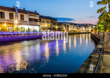 Vue en soirée sur la rivière Malacca à Malacca Melaka, Malaisie Banque D'Images