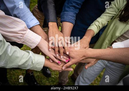 Les jeunes multiculturels se joignent aux mains dans la pile - unité et concept de collaboration Banque D'Images