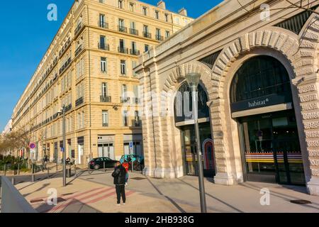 Marseille, France, Street Scenes, immeuble rénové près du port pour les petits magasins et bars, restaurants français Banque D'Images