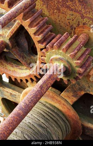 Gros plan des roues dentées Rusty dans un treuil à câble. Banque D'Images