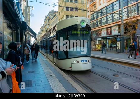 Marseille, France, foule, scènes de rue, gens qui attendent la station de tramway sur le trottoir, train de tramway avant à quai, centre-ville Banque D'Images