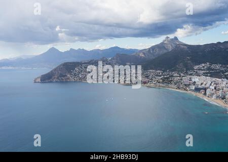 nuages de pluie pittoresques sur la mer méditerranée et les montagnes près de la côte Banque D'Images