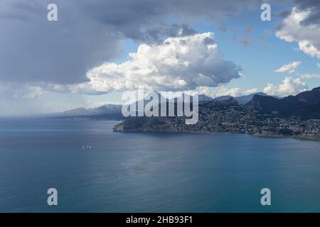 nuages de pluie pittoresques sur la mer méditerranée et les montagnes près de la côte Banque D'Images