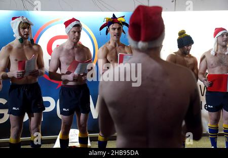 Les membres du Bangor Rugby Club chantent des chants de Noël pour la charité Extern à l'extérieur du sol, avant le match du Heineken Champions Cup Group A au Kingspan Stadium, à Belfast.Date de la photo: Vendredi 17 décembre 2021.Voir l'histoire de PA RUGBYU Ulster.Le crédit photo devrait se lire comme suit : Brian Lawless/PA Wire.RESTRICTIONS : l'utilisation est soumise à des restrictions.Utilisation éditoriale uniquement, aucune utilisation commerciale sans le consentement préalable du détenteur des droits. Banque D'Images