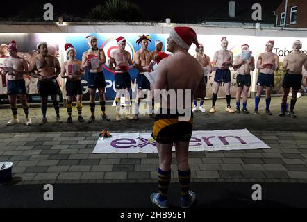 Les membres du Bangor Rugby Club chantent des chants de Noël pour la charité Extern à l'extérieur du sol, avant le match du Heineken Champions Cup Group A au Kingspan Stadium, à Belfast.Date de la photo: Vendredi 17 décembre 2021.Voir l'histoire de PA RUGBYU Ulster.Le crédit photo devrait se lire comme suit : Brian Lawless/PA Wire.RESTRICTIONS : l'utilisation est soumise à des restrictions.Utilisation éditoriale uniquement, aucune utilisation commerciale sans le consentement préalable du détenteur des droits. Banque D'Images