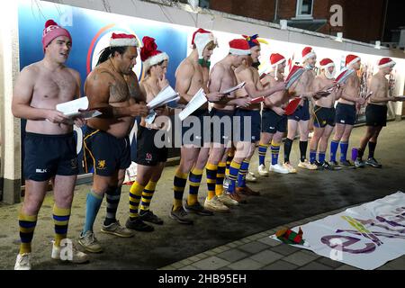 Les membres du Bangor Rugby Club chantent des chants de Noël pour la charité Extern à l'extérieur du sol, avant le match du Heineken Champions Cup Group A au Kingspan Stadium, à Belfast.Date de la photo: Vendredi 17 décembre 2021.Voir l'histoire de PA RUGBYU Ulster.Le crédit photo devrait se lire comme suit : Brian Lawless/PA Wire.RESTRICTIONS : l'utilisation est soumise à des restrictions.Utilisation éditoriale uniquement, aucune utilisation commerciale sans le consentement préalable du détenteur des droits. Banque D'Images