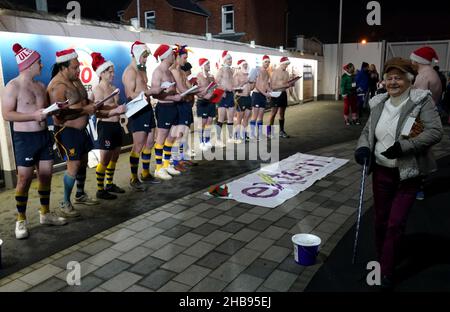 Les membres du Bangor Rugby Club chantent des chants de Noël pour la charité Extern à l'extérieur du sol, avant le match du Heineken Champions Cup Group A au Kingspan Stadium, à Belfast.Date de la photo: Vendredi 17 décembre 2021.Voir l'histoire de PA RUGBYU Ulster.Le crédit photo devrait se lire comme suit : Brian Lawless/PA Wire.RESTRICTIONS : l'utilisation est soumise à des restrictions.Utilisation éditoriale uniquement, aucune utilisation commerciale sans le consentement préalable du détenteur des droits. Banque D'Images